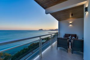 Apartamento El Portet - terraza con set de mimbre con vistas al mar