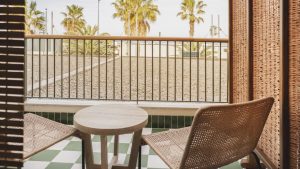 Hotel Casa Bassa - terraza con set de mimbre