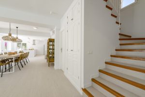 Villa en Benissa - escaleras con toques madera