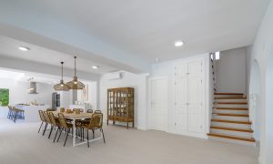 Villa en Benissa - entrada vivienda escaleras a la planta superior