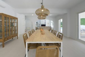 Villa en Benissa - mesa comedor con lámparas de mimbre