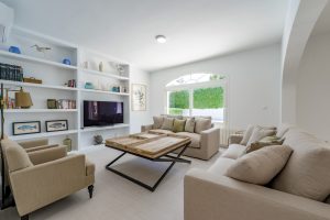 Villa en Benissa - sala de estar con sofás y sillones