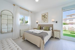 Villa en Benissa - dormitorio con salida a jardín