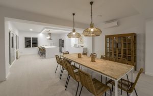 Villa en Benissa - mesa comedor y cocina