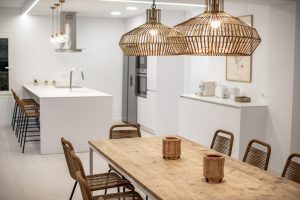 Villa en Benissa - mesa comedor con lamparas