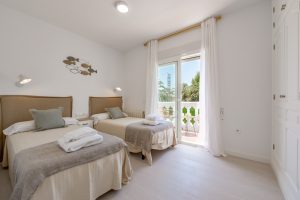 Villa en Benissa - dormitorio con balcón
