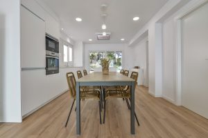 Apartamento El Portet - comedor junto a gran ventanal