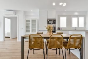 Apartamento El Portet - mesa de comedor en la cocina