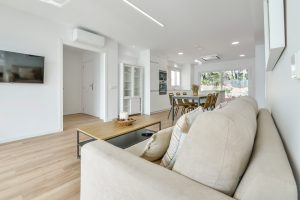 Apartamento El Portet - sofá y mesa comedor