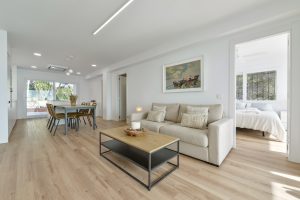 Apartamento El Portet - sala de estar con sofá y comedor