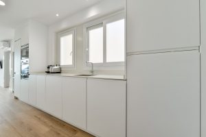 Apartamento El Portet - muebles de cocina en acabados blancos