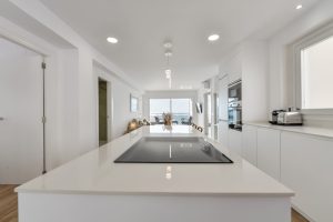 Apartamento El Portet - cocina con gran ventanal