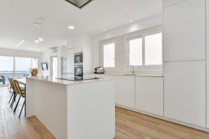 Apartamento El Portet - cocina en tonos blancos