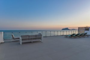 Apartamento El Portet - amplia terraza con tumbonas mirando al mar