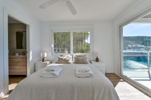 Apartamento El Portet - dormitorio con baño y terraza