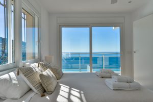 Apartamento El Portet - dormitorio con gran ventanal