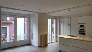 Casa en Alcoi - cocina con amplias ventanas