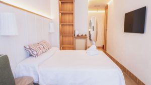 Hotel Casa Bassa - dormitorio con tele