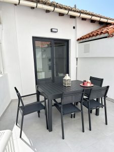 Vivienda en Gandía - terraza con set negro