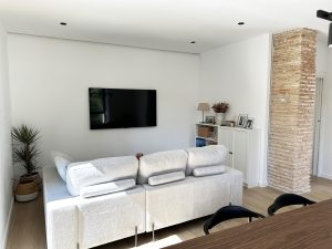 Vivienda en Gandía -vista trasera de un sofá en el salón