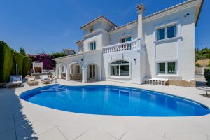 vivienda con gran piscina
