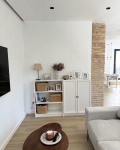 Vivienda en Gandía -mueble consola con cajas y cuadros