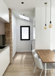 Vivienda en Gandía - vista de la cocina y mesa comedor