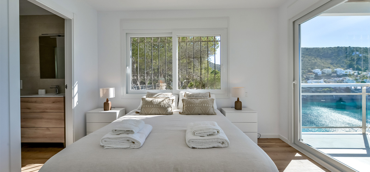 dormitorio con ventanal al mar