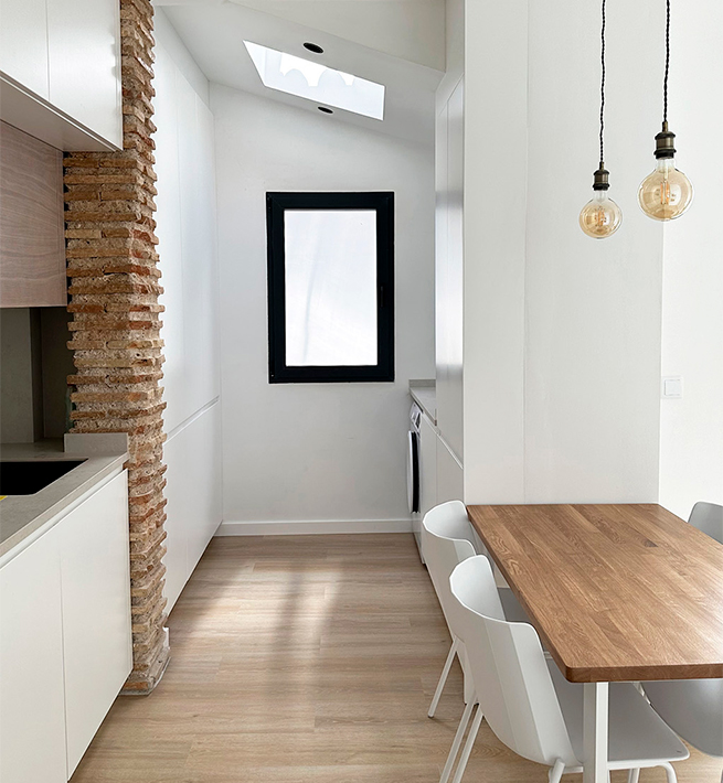 cocina en tonos blanco y madera